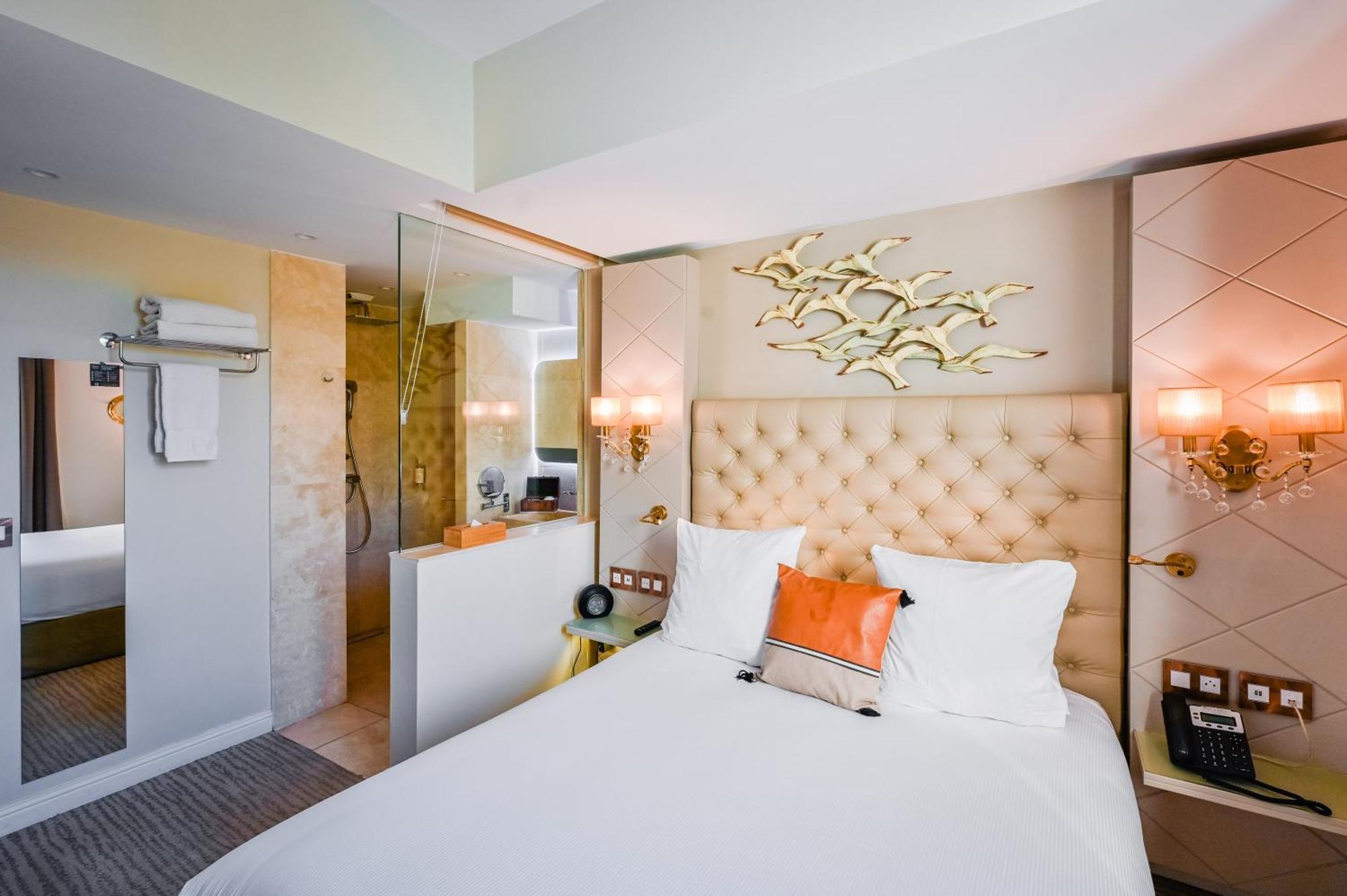 แกรนด์ โฮเต็ล เดซาเบลต ปลาฌ - คูริโอ คอลเลคชั่น บาย ฮิลตัน Hotel ลาแซน-ซูร์-แมร์ ภายนอก รูปภาพ