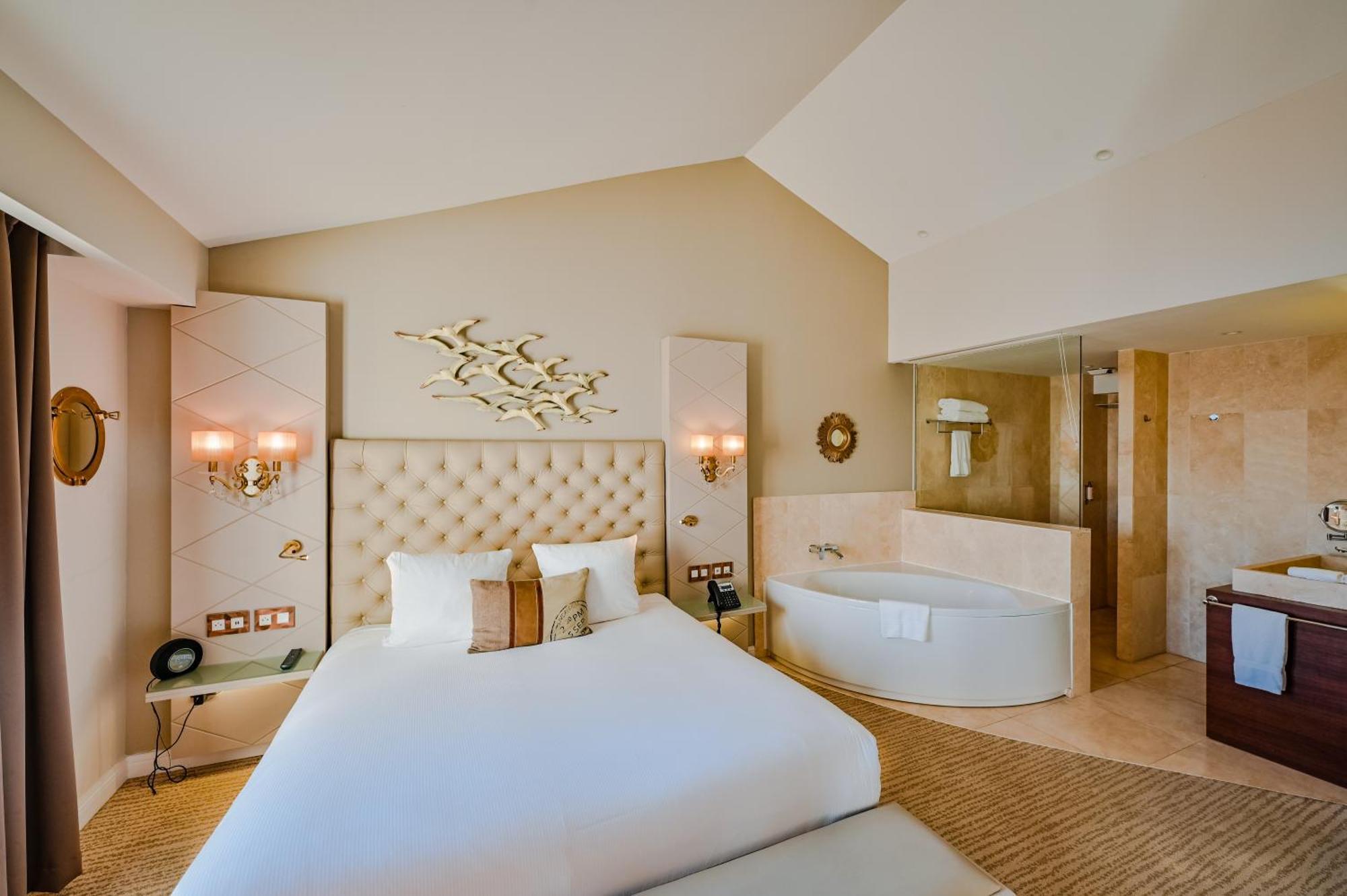 แกรนด์ โฮเต็ล เดซาเบลต ปลาฌ - คูริโอ คอลเลคชั่น บาย ฮิลตัน Hotel ลาแซน-ซูร์-แมร์ ภายนอก รูปภาพ